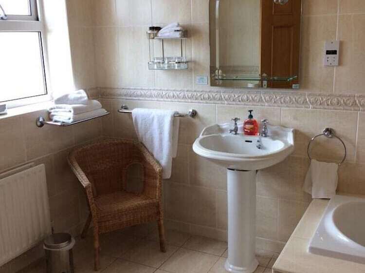 Семейный Номер, Cashen Course House