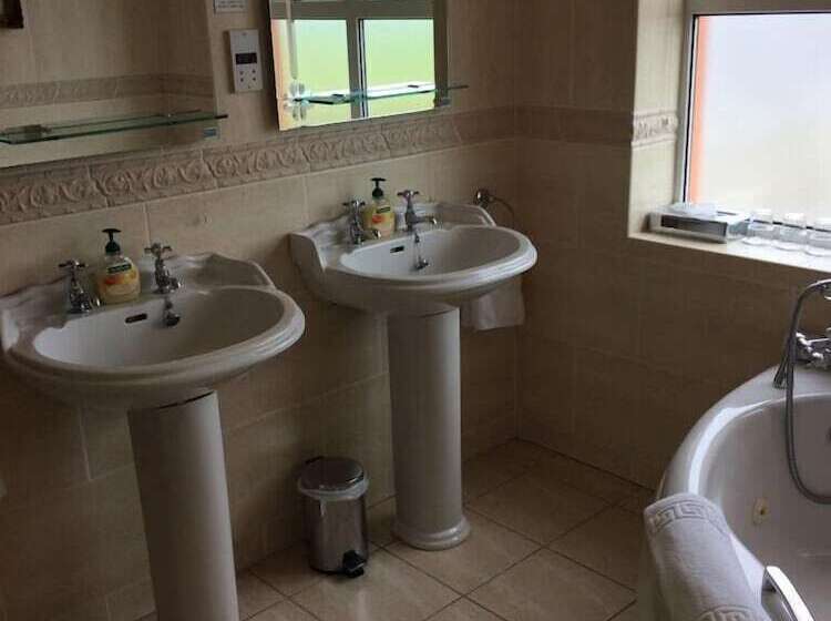 Трехместный Номер Superior, Cashen Course House