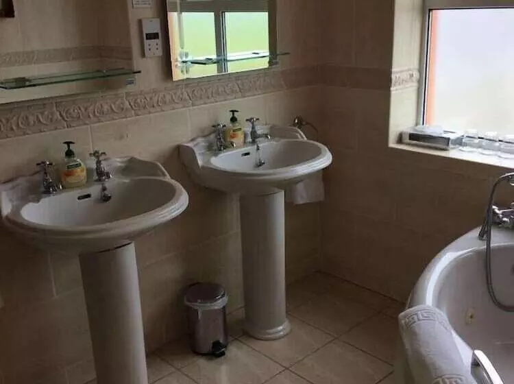 اتاق سوپریور سه تخته, Cashen Course House