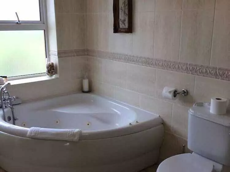 اتاق سوپریور سه تخته, Cashen Course House