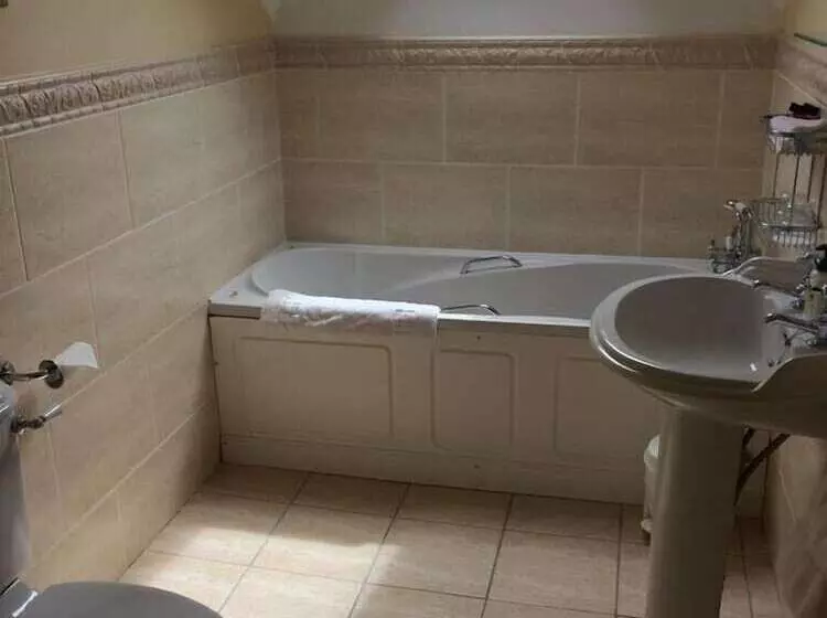 اتاق سوپریور سه تخته, Cashen Course House