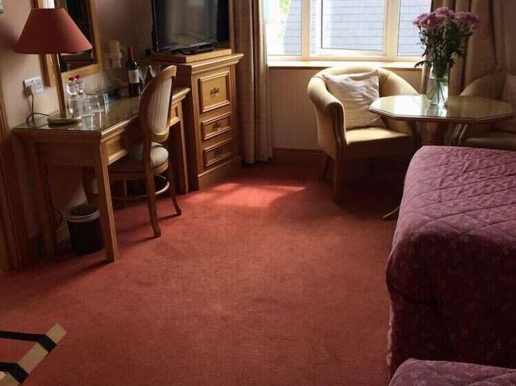 غرفة قياسية, Cashen Course House