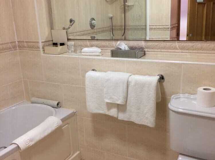 غرفة قياسية, Cashen Course House