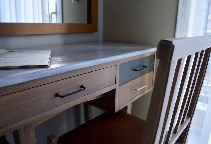 غرفة قياسية, Evripides