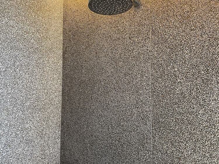 غرفة قياسية ذات إطلالة, Evripides