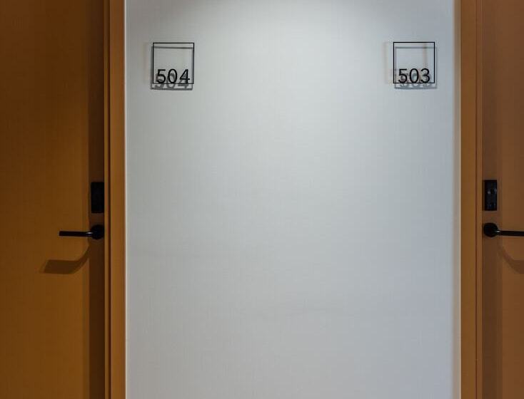 غرفة قياسية ذات إطلالة, Evripides