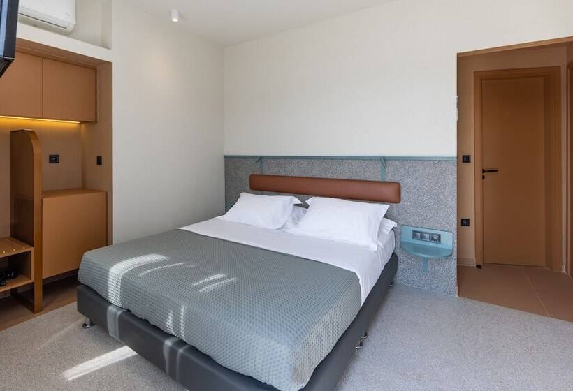 غرفة قياسية ذات إطلالة, Evripides