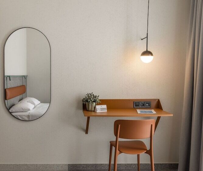 غرفة قياسية ذات إطلالة, Evripides