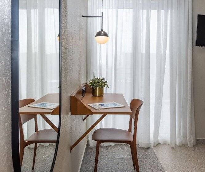 غرفة قياسية ذات إطلالة, Evripides