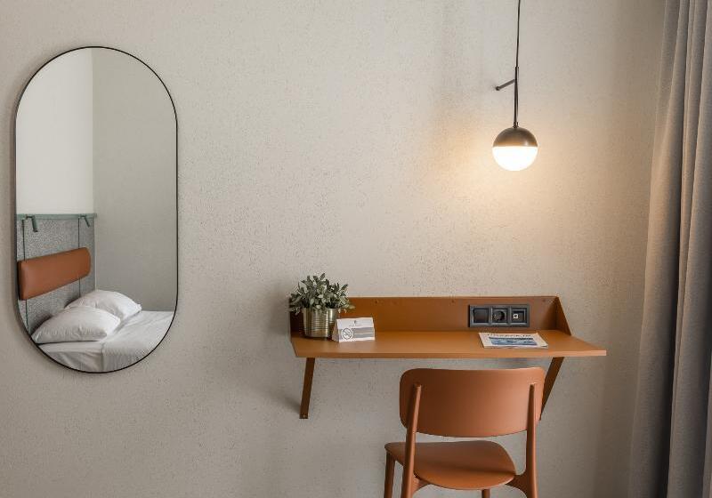 غرفة قياسية ذات إطلالة, Evripides