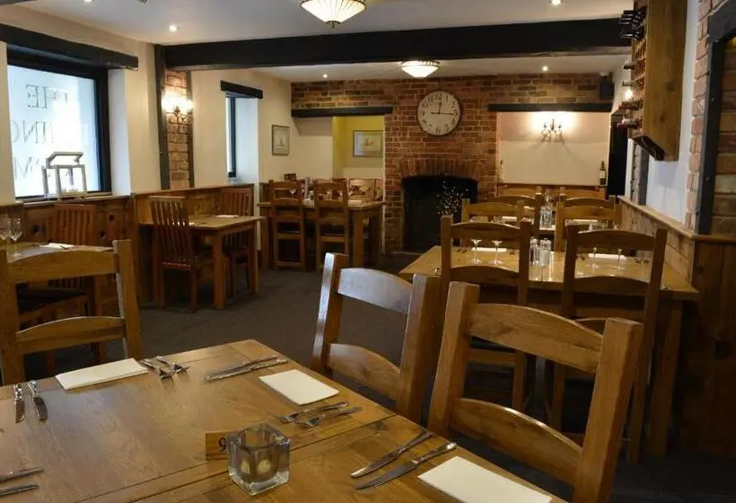 デラックストリプルルーム, Greyhound Inn
