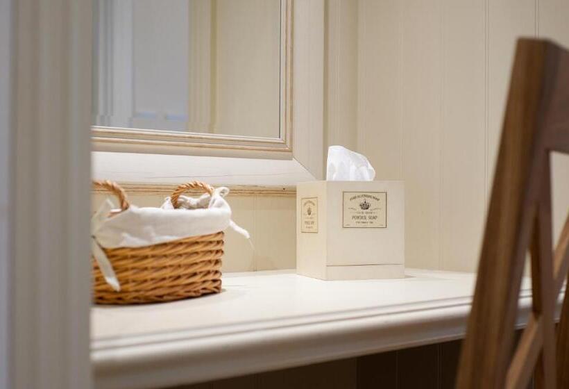 ファミリールーム, The Cricket Inn