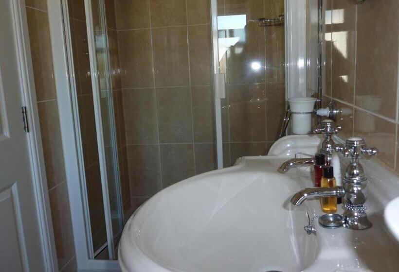 ファミリールーム, The Cricket Inn