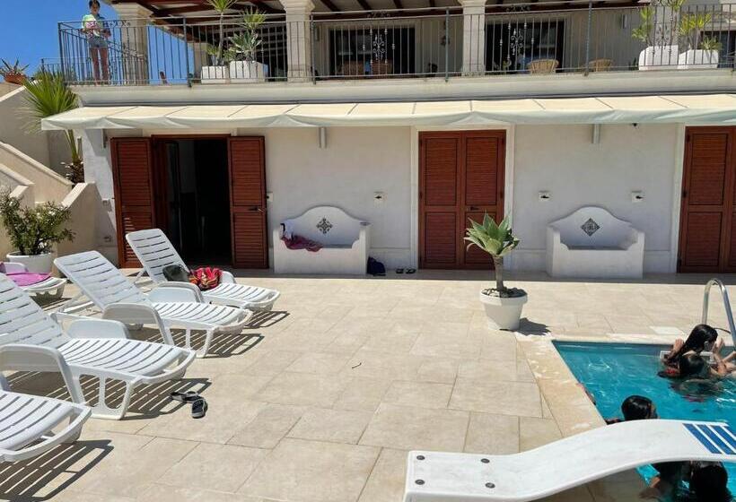 景色の見えるスタンダード4人部屋, B&b Terrazze Chiaramontane