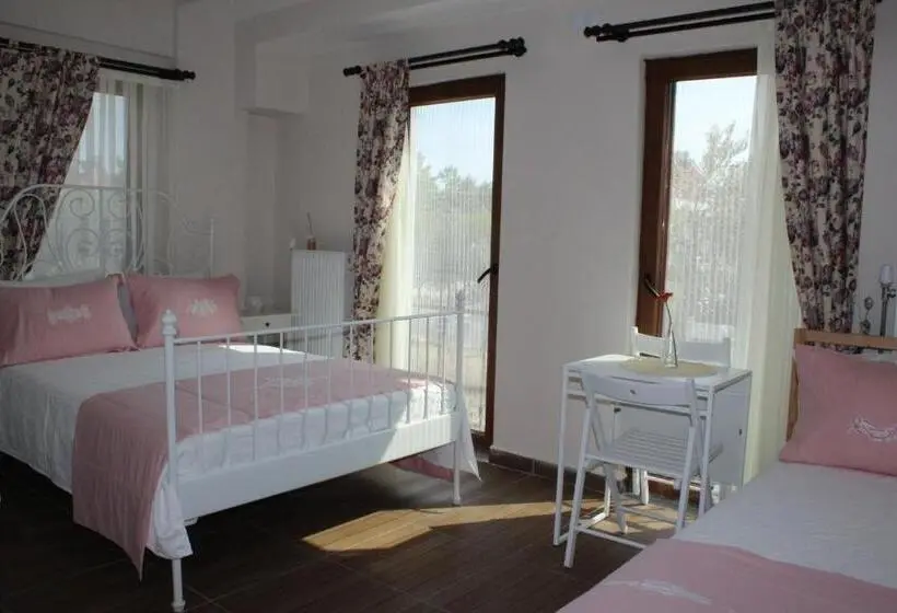 ガーデンビューのデラックストリプルルーム, Ede Apart Otel