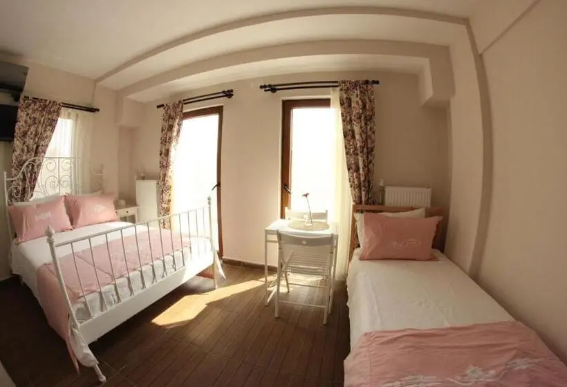 ガーデンビューのデラックストリプルルーム, Ede Apart Otel