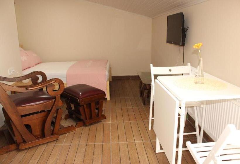 غرفة قياسية ثلاثية مزودة بتراس, Ede Apart Otel