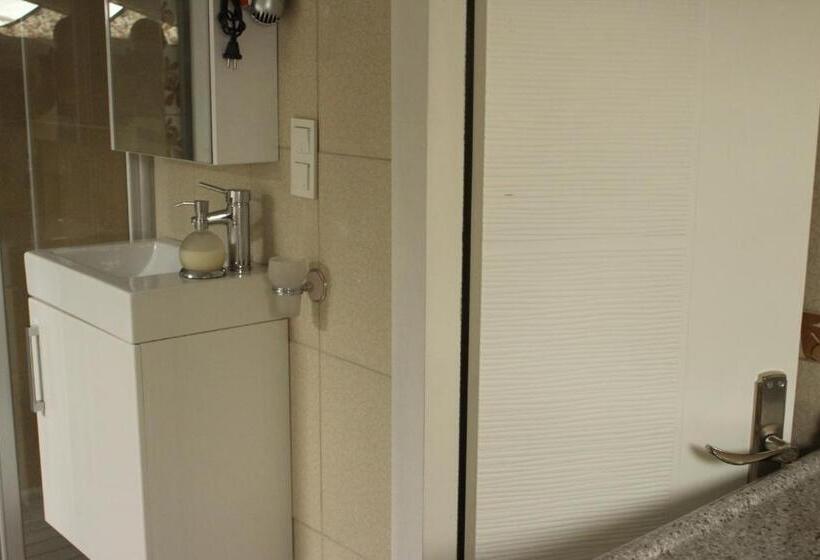 غرفة قياسية ثلاثية مزودة بتراس, Ede Apart Otel