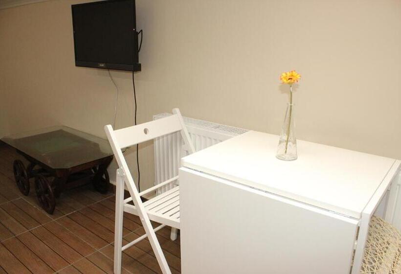 غرفة قياسية ثلاثية مزودة بتراس, Ede Apart Otel