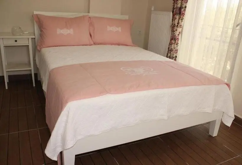 庭の見えるスタンダードトリプルルーム, Ede Apart Otel