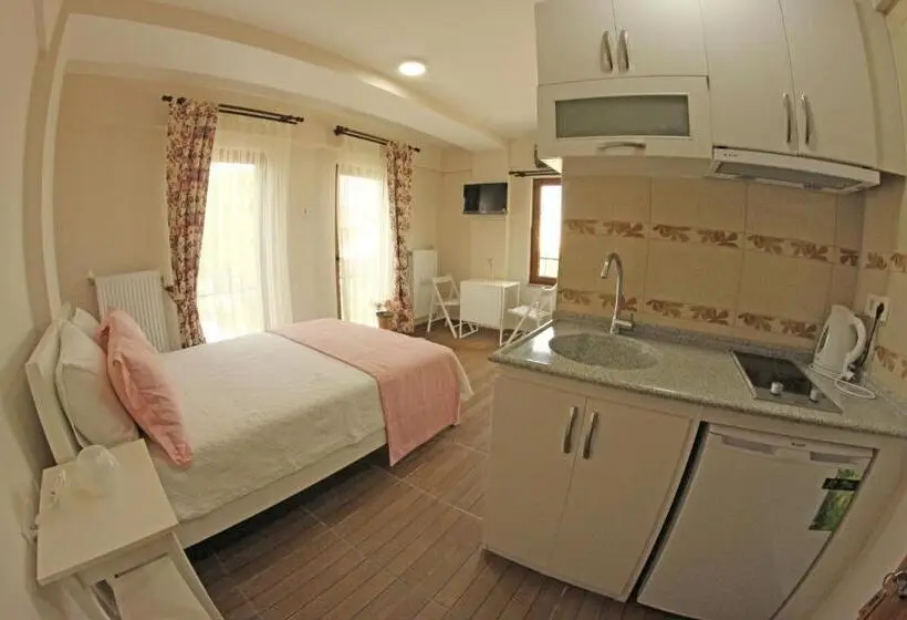 庭の見えるスタンダードトリプルルーム, Ede Apart Otel