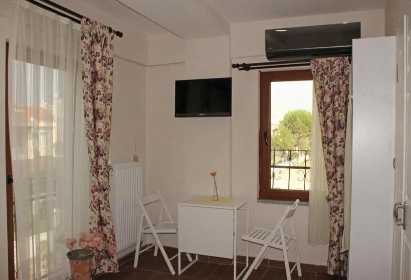 庭の見えるスタンダードトリプルルーム, Ede Apart Otel