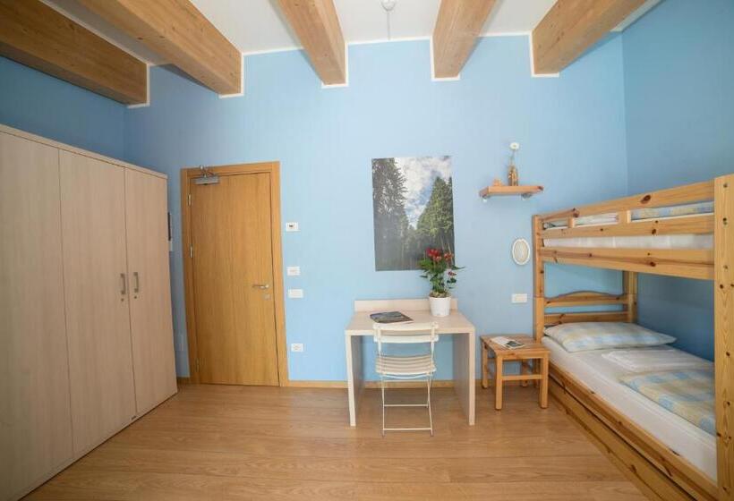 발코니가 있는 4인용 스탠다드 룸, Hostel L Ost Ostello Di Grumes