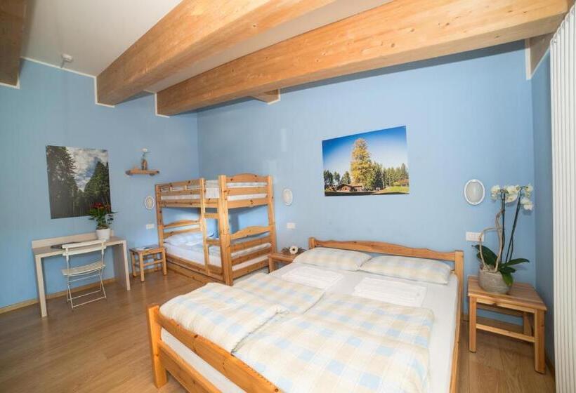 발코니가 있는 4인용 스탠다드 룸, Hostel L Ost Ostello Di Grumes