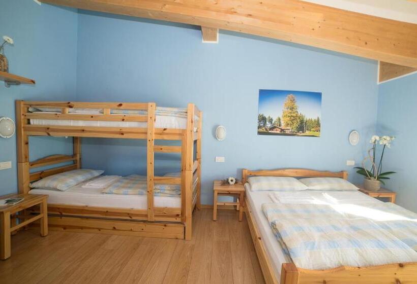 발코니가 있는 4인용 스탠다드 룸, Hostel L Ost Ostello Di Grumes