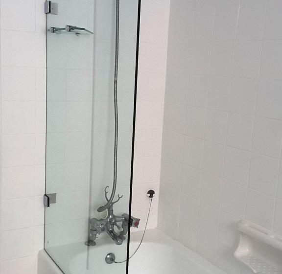 غرفة قياسية ثلاثية, Theark B&b