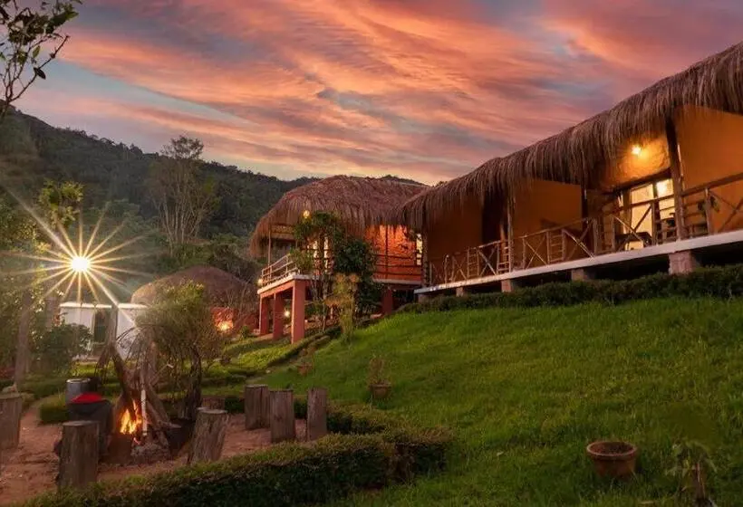 山の見えるスーペリアルーム, Deshadan Eco Valley Resort   An Eco Friendly Mud House