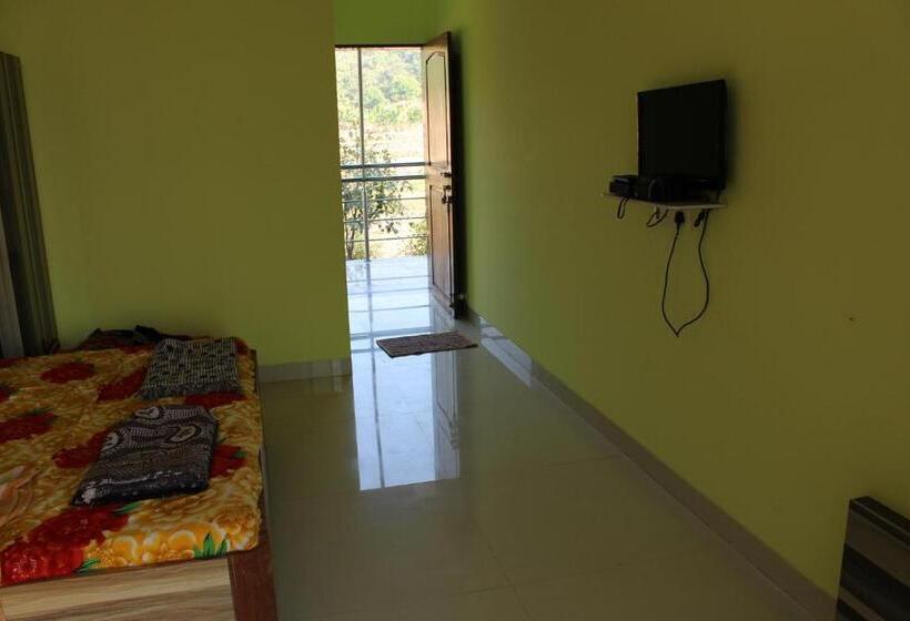 デラックスルーム, Shreyas Guest House   Tatkare Villa