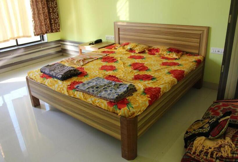デラックスルーム, Shreyas Guest House   Tatkare Villa