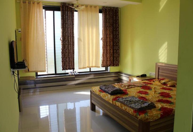 デラックスルーム, Shreyas Guest House   Tatkare Villa