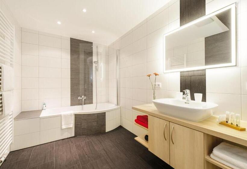 جناح جونيور, Altes Brauhaus Garni