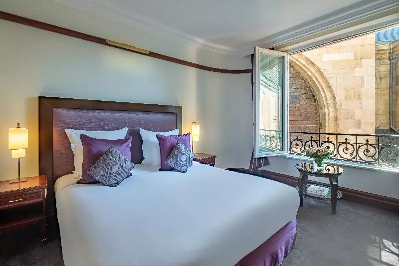 デラックストリプルルーム, Pont Royal Paris