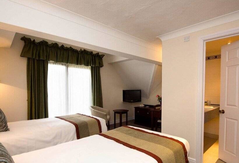 חדר סופריור, The Holt