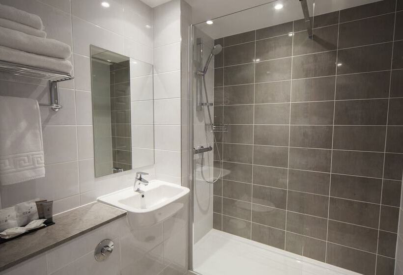 חדר משפחתי, The Holt