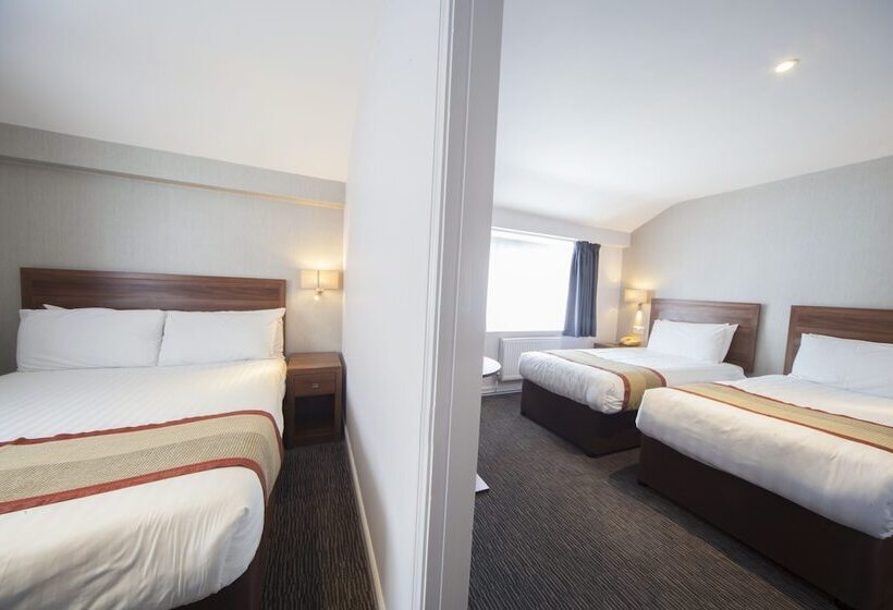 חדר משפחתי, The Holt