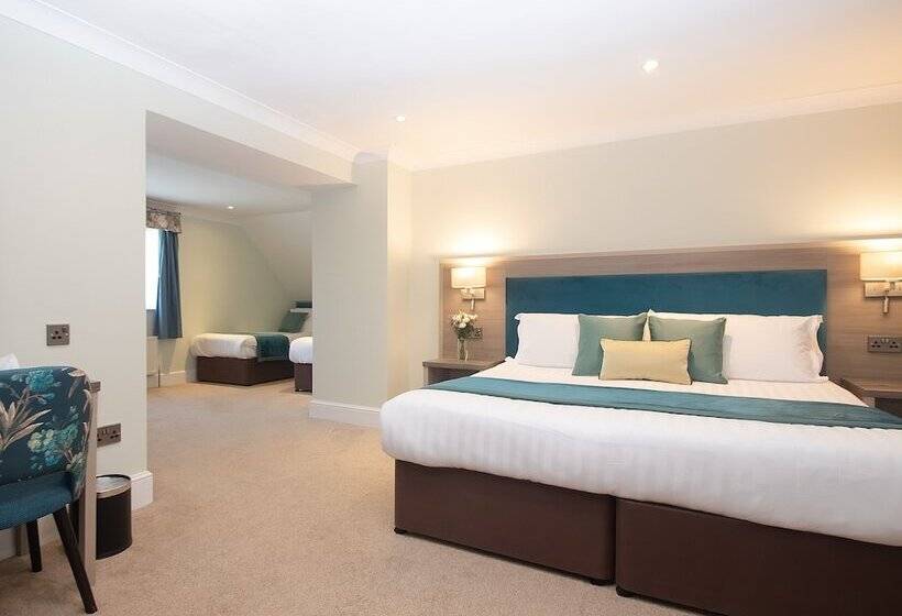 חדר משפחתי, The Holt