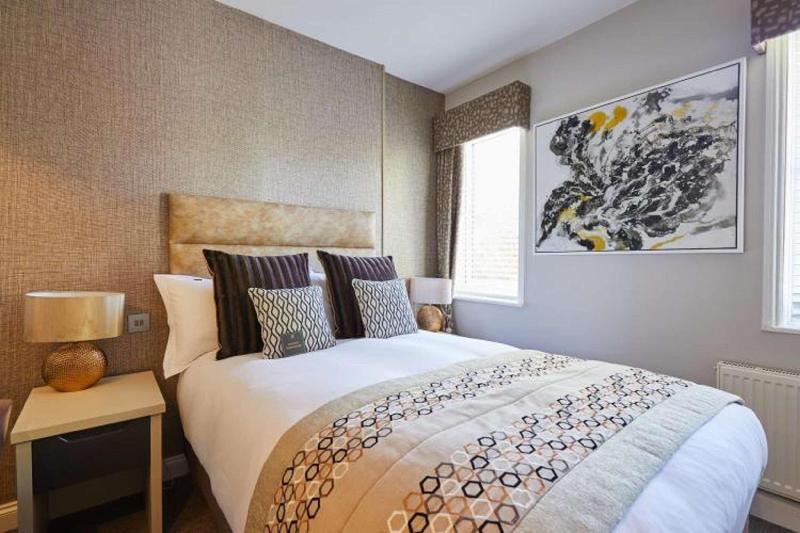 经典单人间, Woughton House