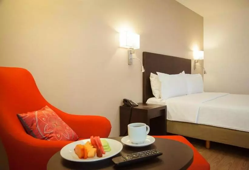 キングサイズベッドのスタンダードルーム, Fiesta Inn Periferico Sur