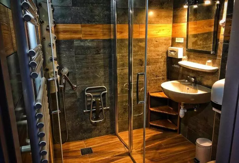 スタンダード4人部屋, Hôtel & Spa La Ferme De L'izoard