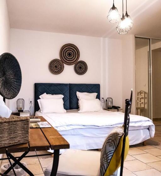 غرفة سوبيريور مطلة على حمام السباحة, Logis Hôtel Et Restaurant La Bastide Cabezac