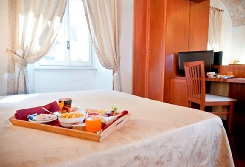 Habitación Triple Estándar, Priscilla