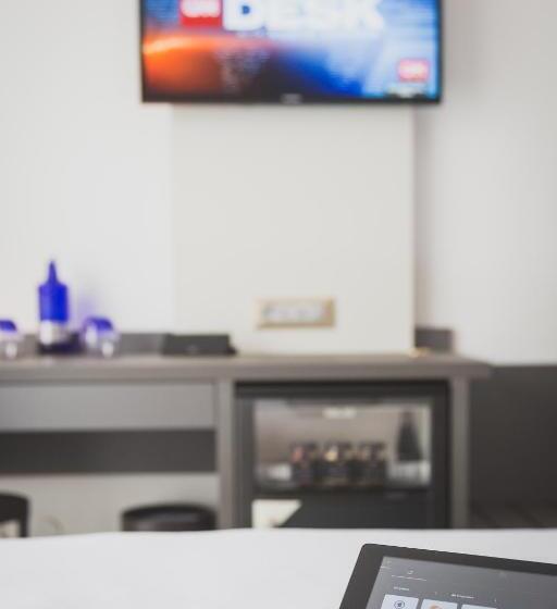 标准单人间, Santo