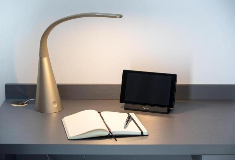 标准单人间, Santo