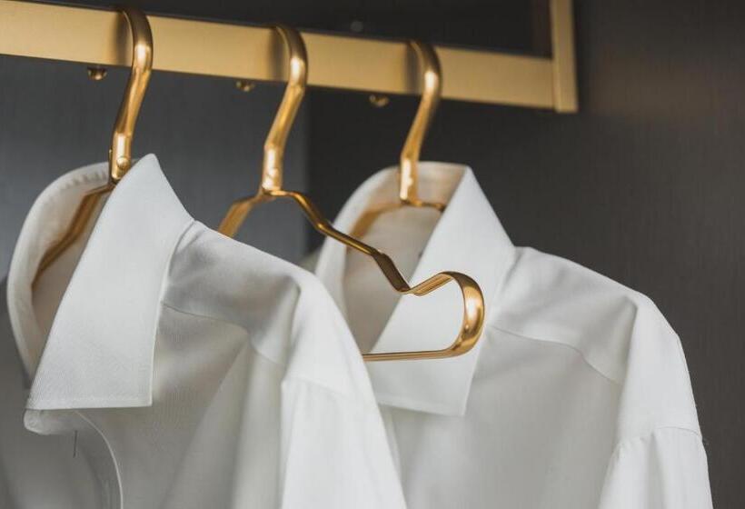 标准单人间, Santo