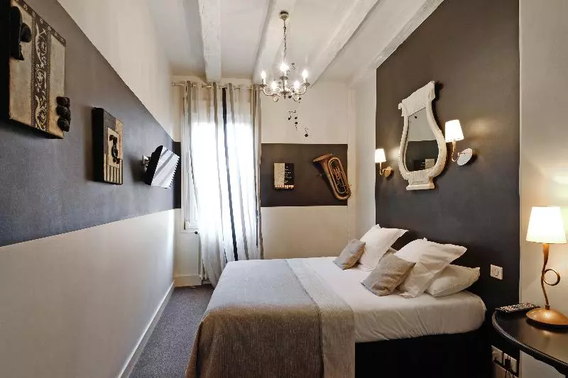 コンフォートルーム, Logis Hotel Restaurant Le Cheval Blanc