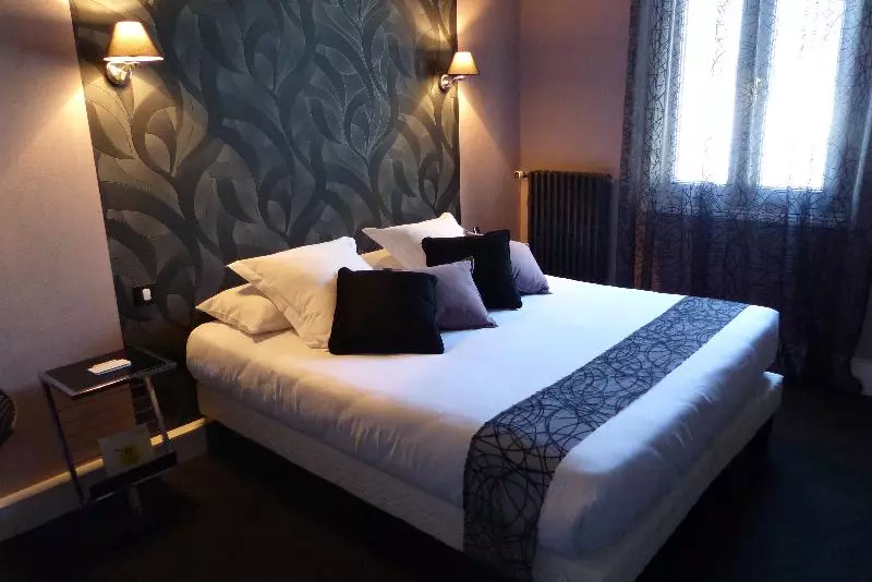 コンフォートルーム, Logis Hotel Restaurant Le Cheval Blanc